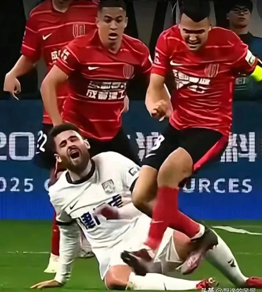 足球比赛场面惊险丛生，胜负难料