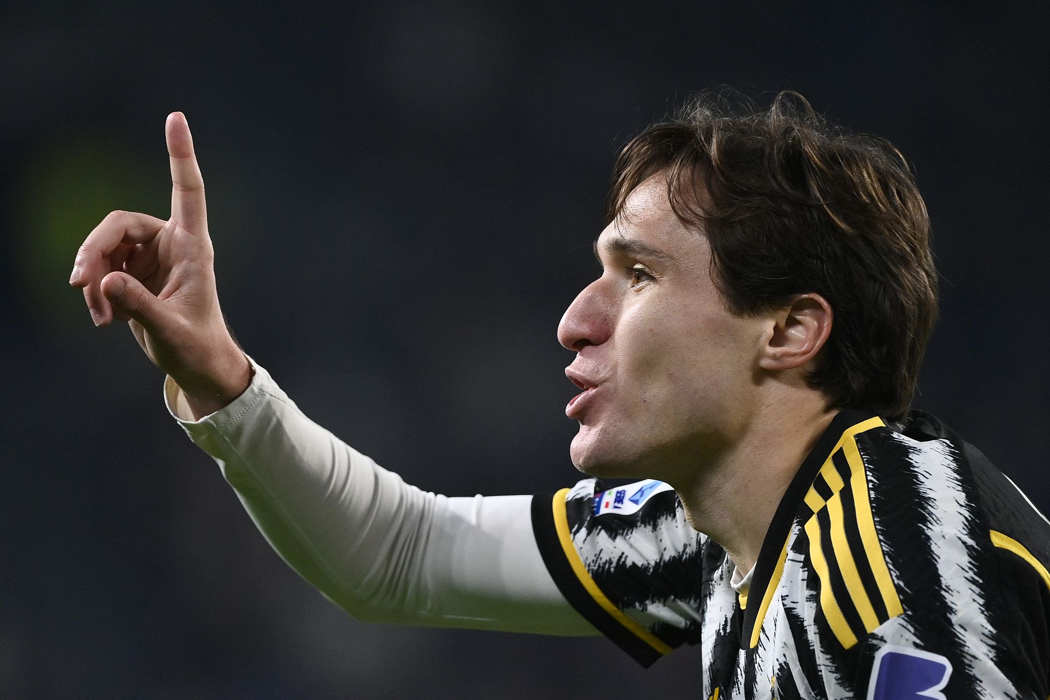 尤文图斯遭遇争议红牌，德布劳内乘势反超比分完成逆转的简单介绍