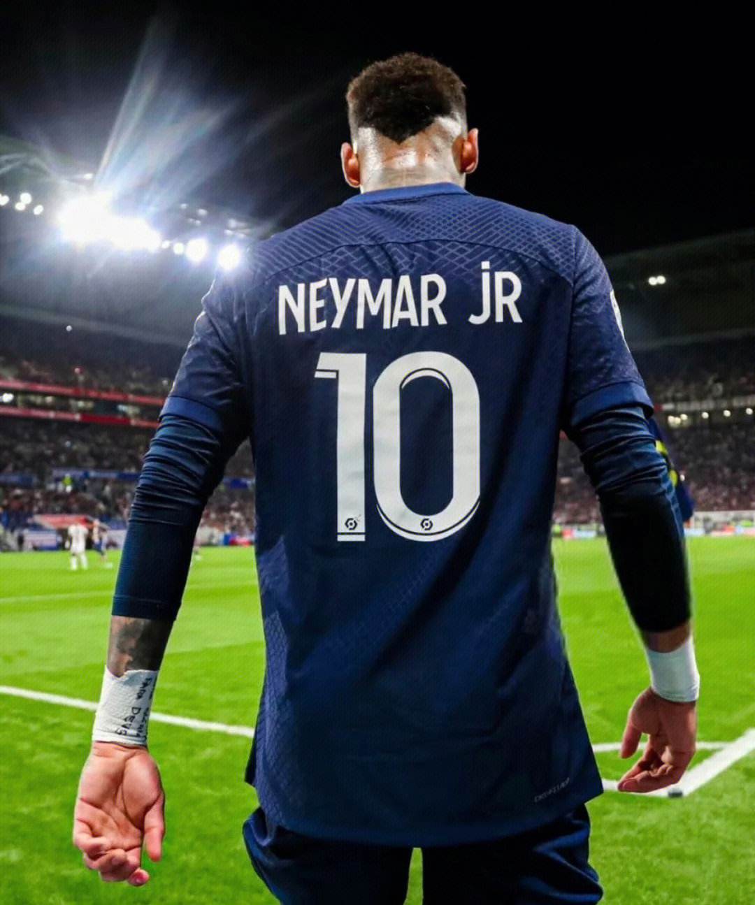 曼联遭遇争议红牌，内马尔乘势反超比分完成逆转的简单介绍